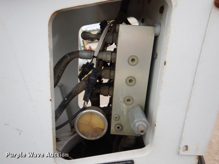 image for item JY9958 2005 GMC C5500  utility / service truck