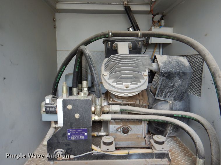 image for item JY9958 2005 GMC C5500  utility / service truck