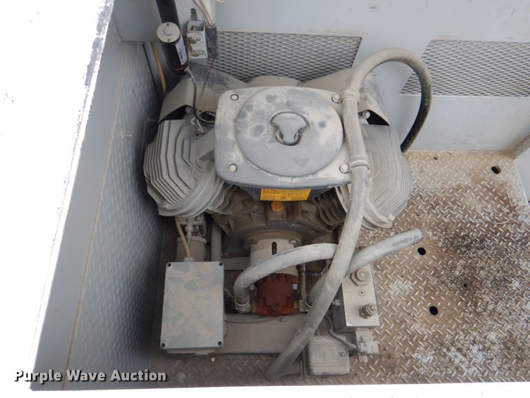 image for item JY9958 2005 GMC C5500  utility / service truck