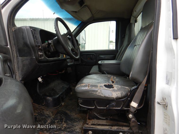 image for item JY9958 2005 GMC C5500  utility / service truck