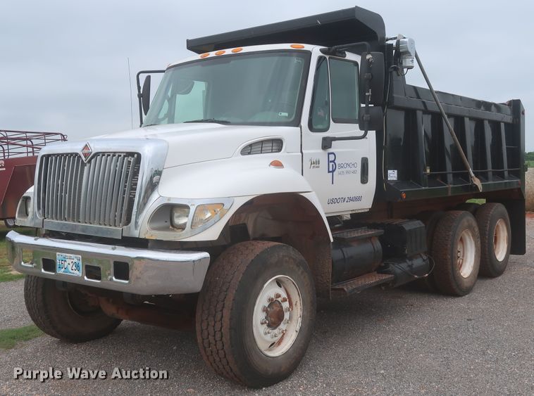 image for item DJ2387 2002 International 7400  dump truck