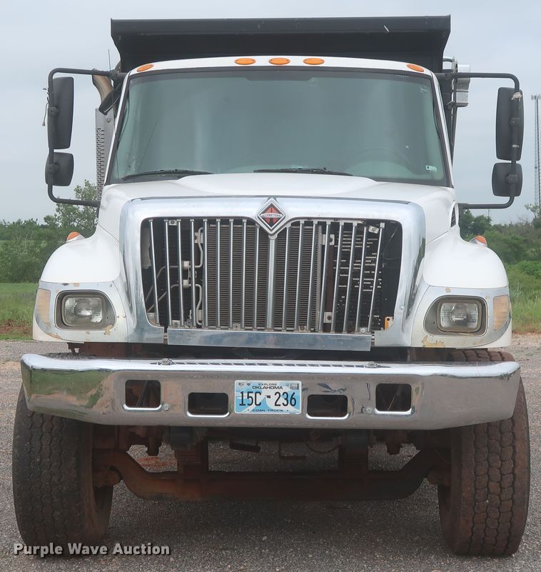 image for item DJ2387 2002 International 7400  dump truck