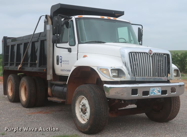 image for item DJ2387 2002 International 7400  dump truck