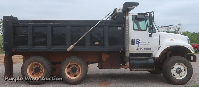 image for item DJ2387 2002 International 7400  dump truck