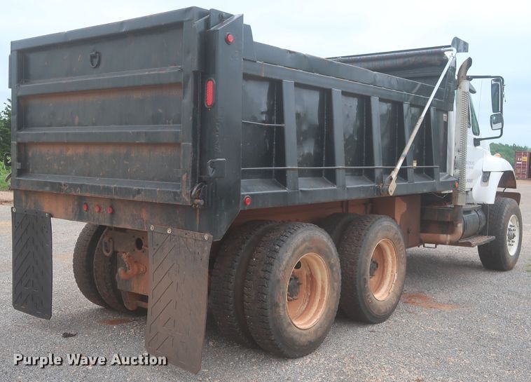 image for item DJ2387 2002 International 7400  dump truck