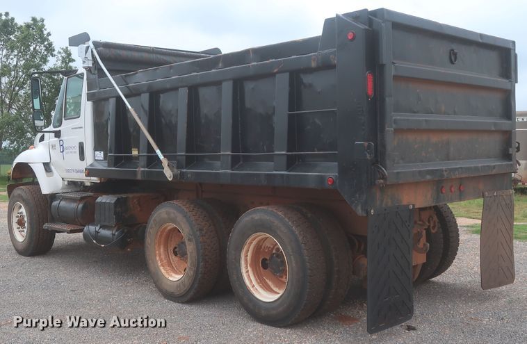 image for item DJ2387 2002 International 7400  dump truck