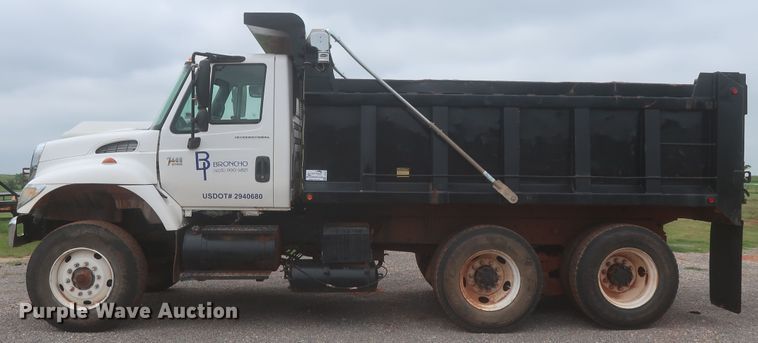 image for item DJ2387 2002 International 7400  dump truck