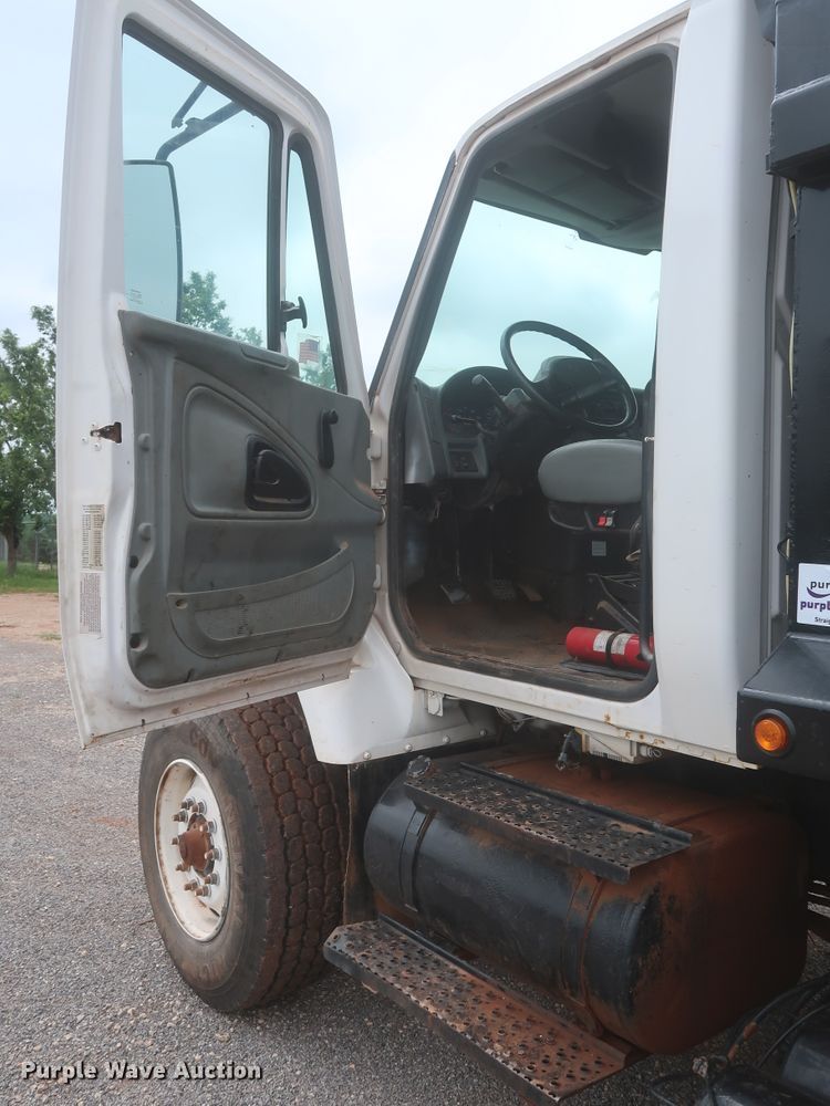 image for item DJ2387 2002 International 7400  dump truck