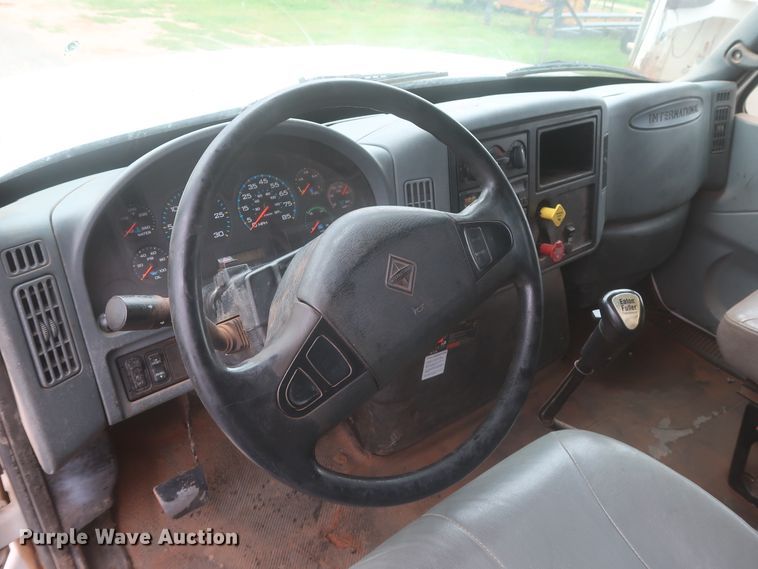 image for item DJ2387 2002 International 7400  dump truck