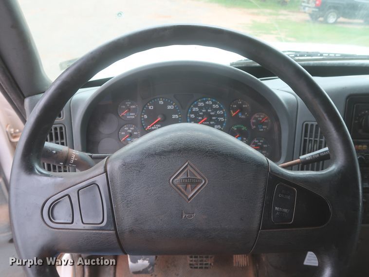 image for item DJ2387 2002 International 7400  dump truck