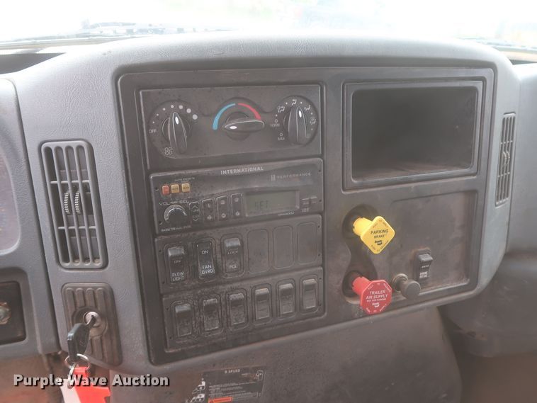 image for item DJ2387 2002 International 7400  dump truck