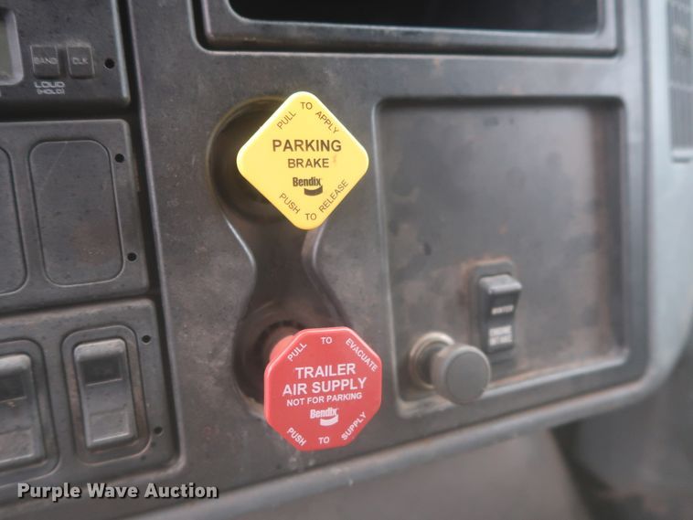 image for item DJ2387 2002 International 7400  dump truck