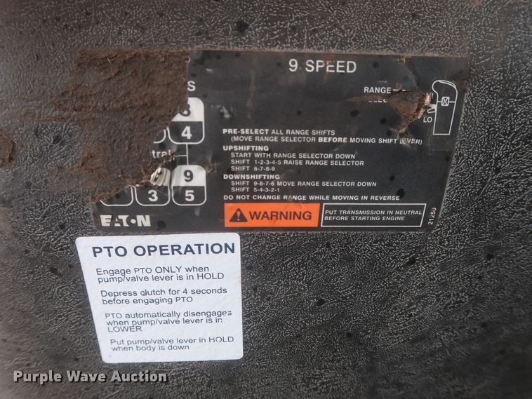 image for item DJ2387 2002 International 7400  dump truck