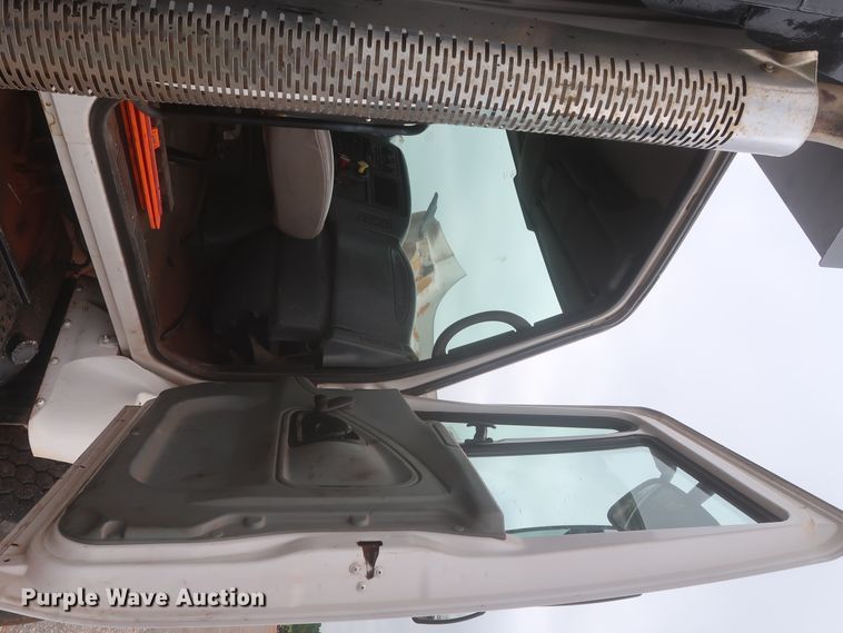 image for item DJ2387 2002 International 7400  dump truck