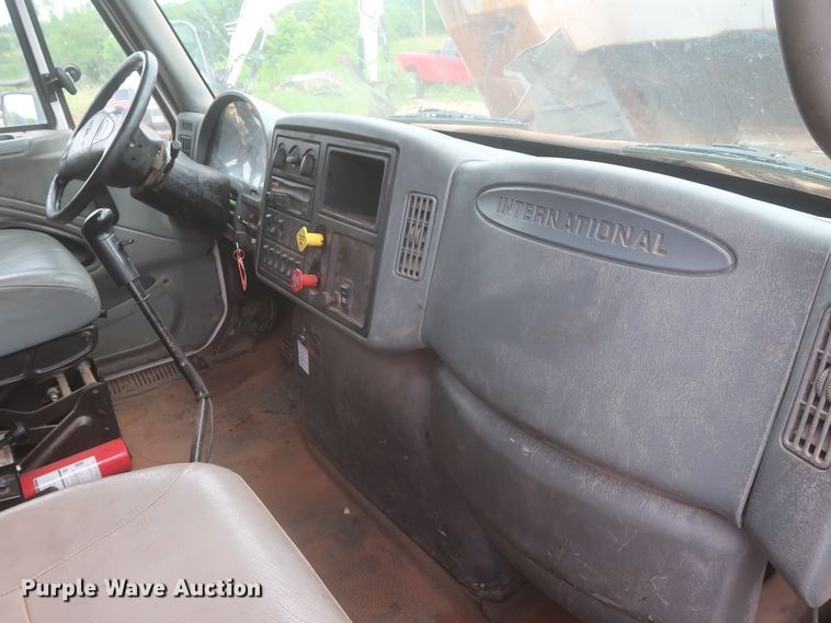 image for item DJ2387 2002 International 7400  dump truck