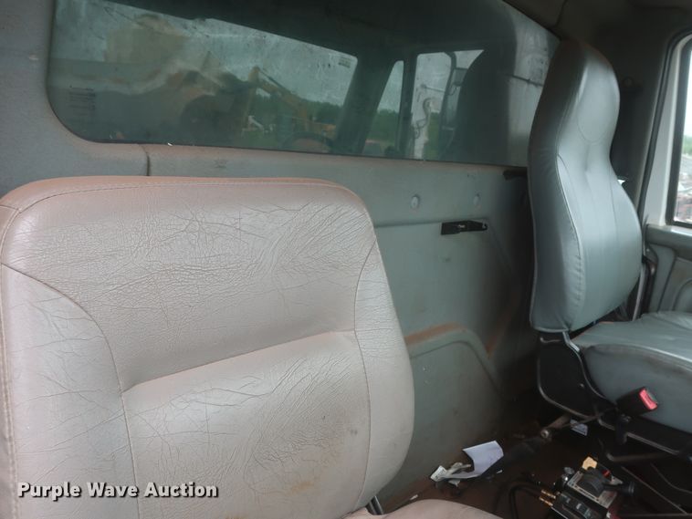 image for item DJ2387 2002 International 7400  dump truck