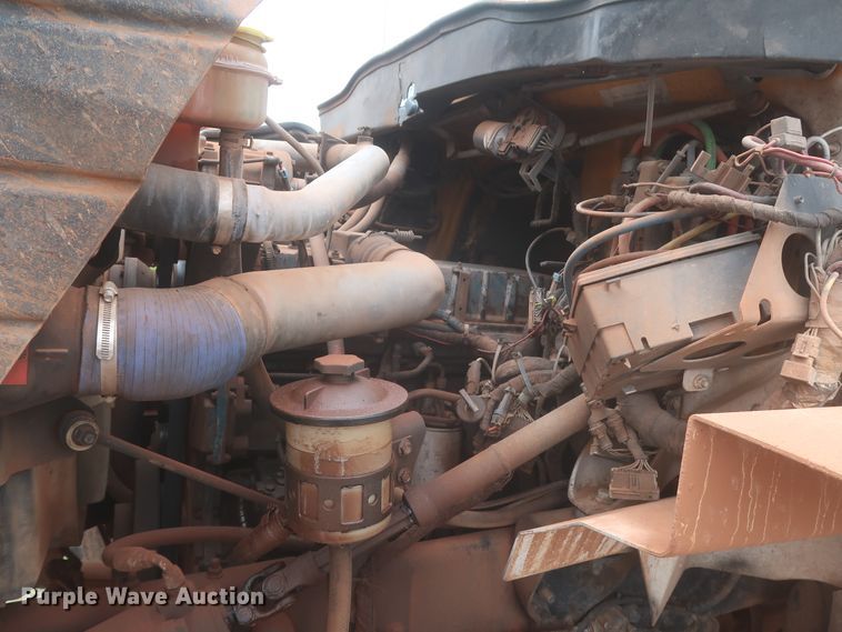 image for item DJ2387 2002 International 7400  dump truck