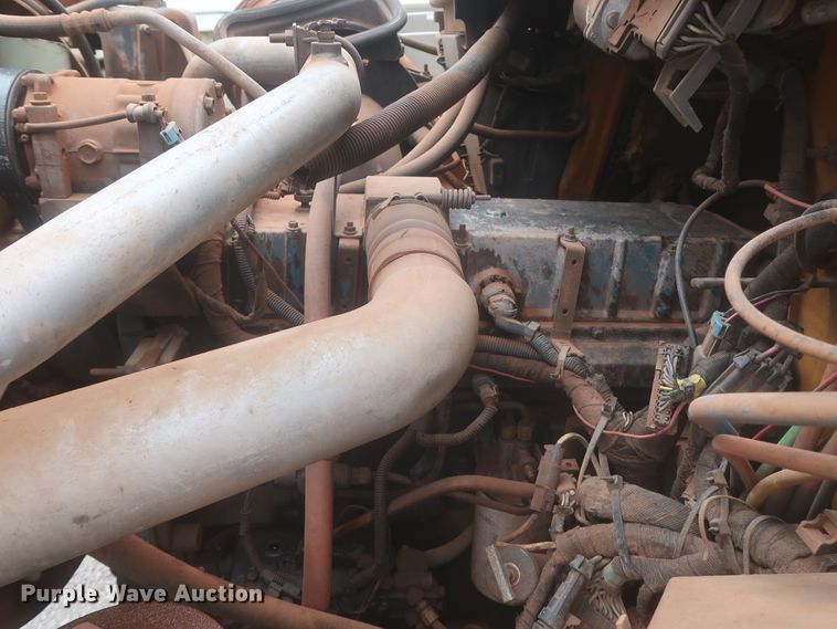 image for item DJ2387 2002 International 7400  dump truck