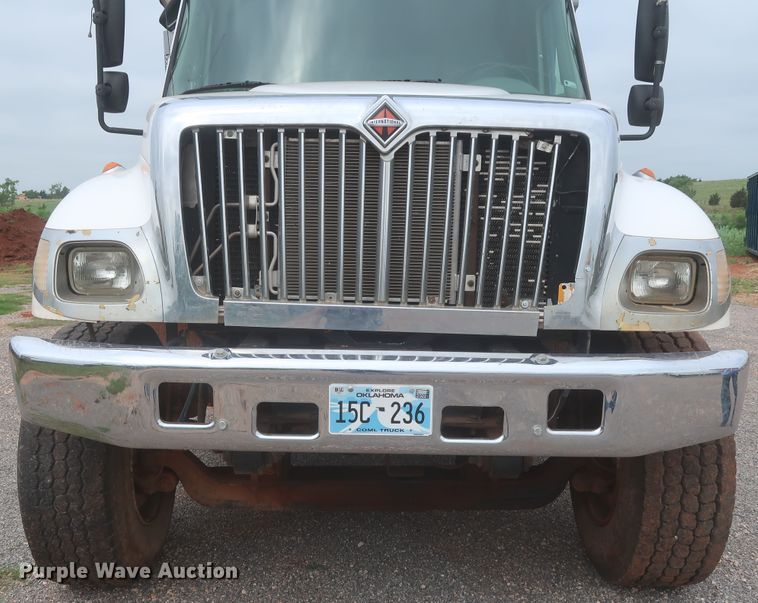 image for item DJ2387 2002 International 7400  dump truck