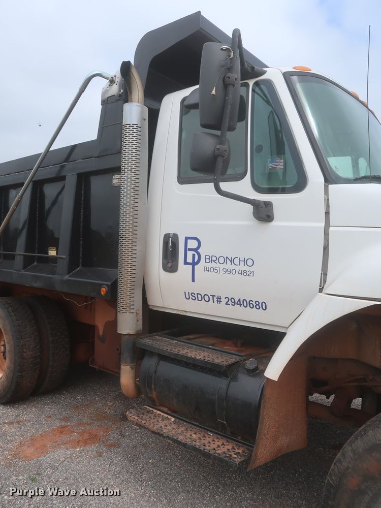 image for item DJ2387 2002 International 7400  dump truck