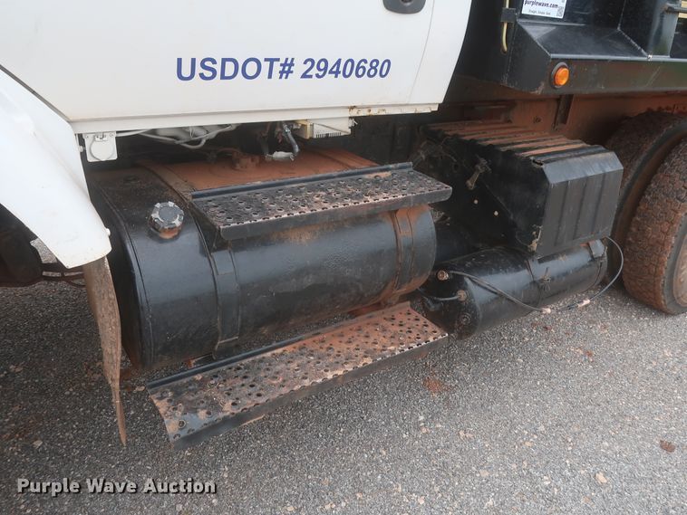 image for item DJ2387 2002 International 7400  dump truck