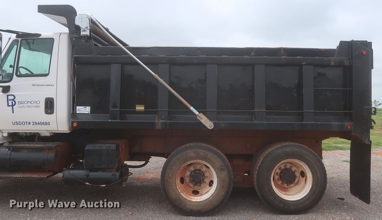image for item DJ2387 2002 International 7400  dump truck