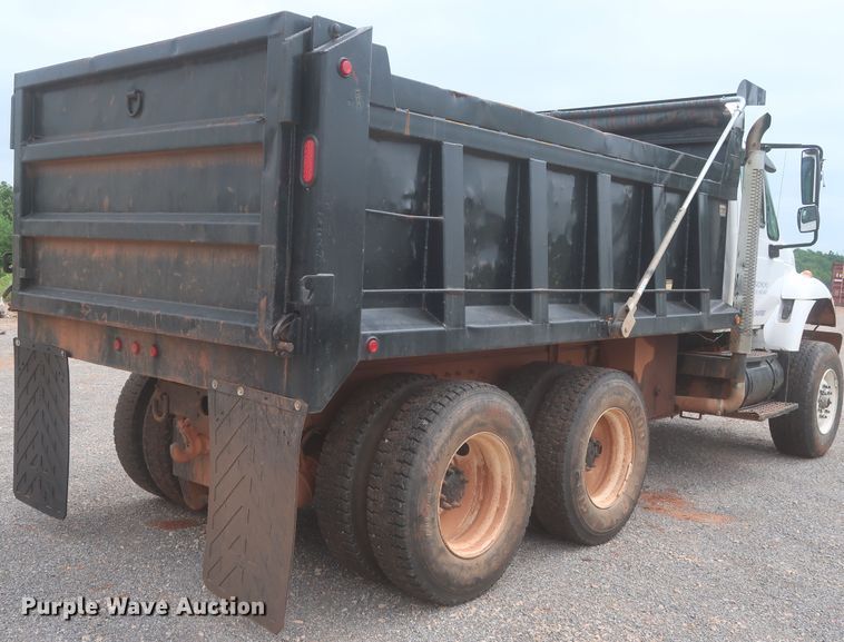 image for item DJ2387 2002 International 7400  dump truck