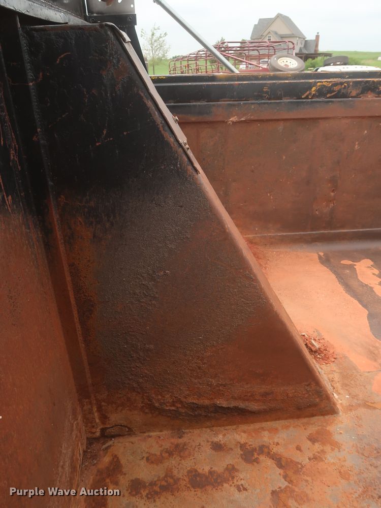 image for item DJ2387 2002 International 7400  dump truck