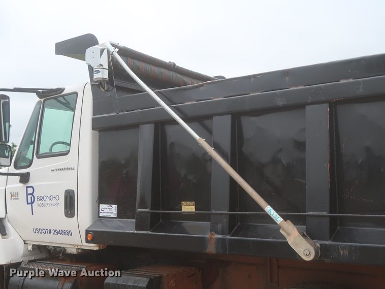 image for item DJ2387 2002 International 7400  dump truck