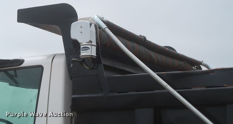 image for item DJ2387 2002 International 7400  dump truck