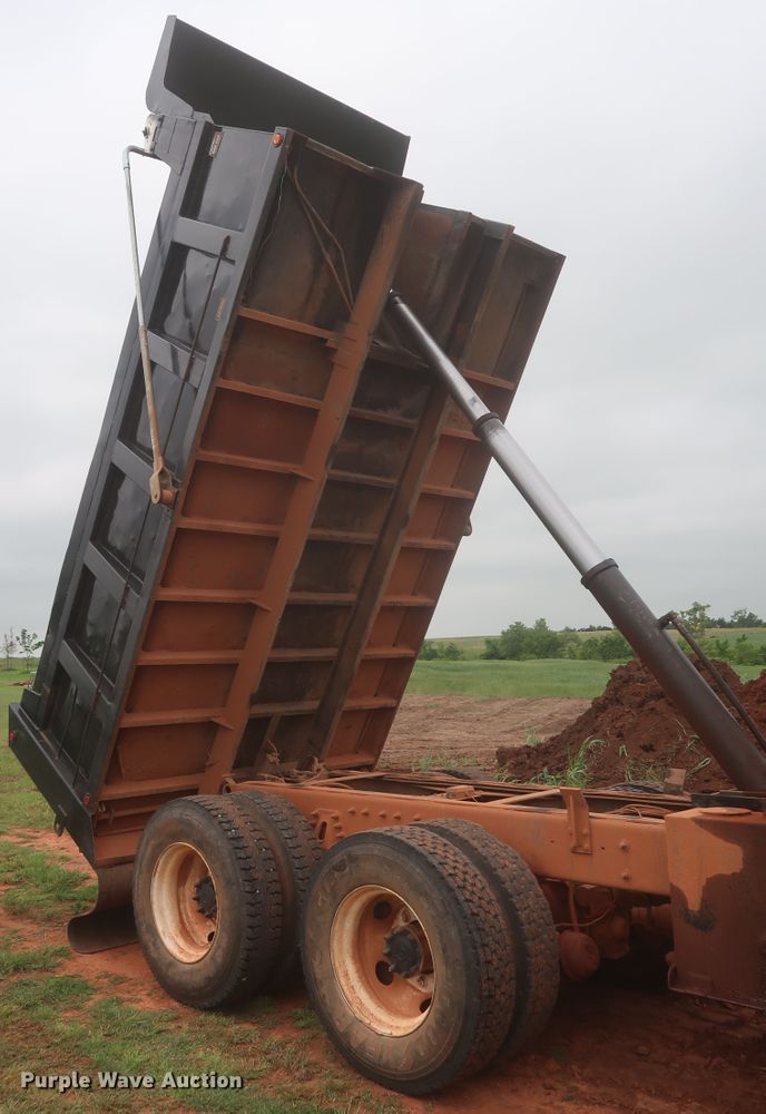 image for item DJ2387 2002 International 7400  dump truck