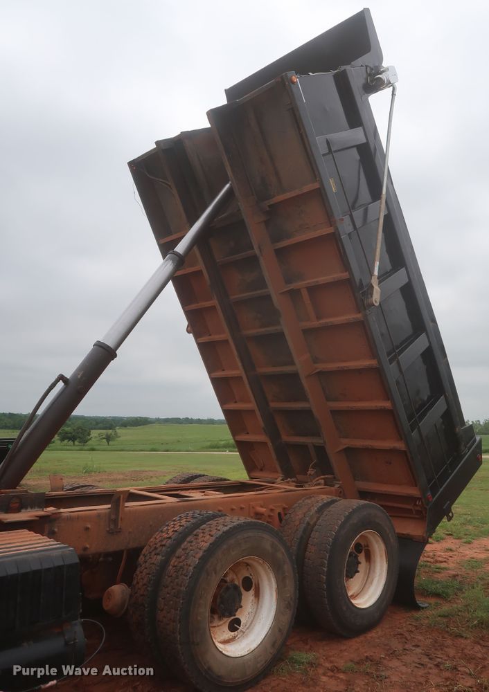 image for item DJ2387 2002 International 7400  dump truck