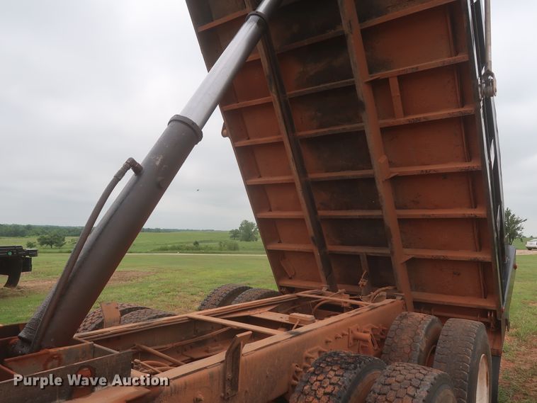 image for item DJ2387 2002 International 7400  dump truck