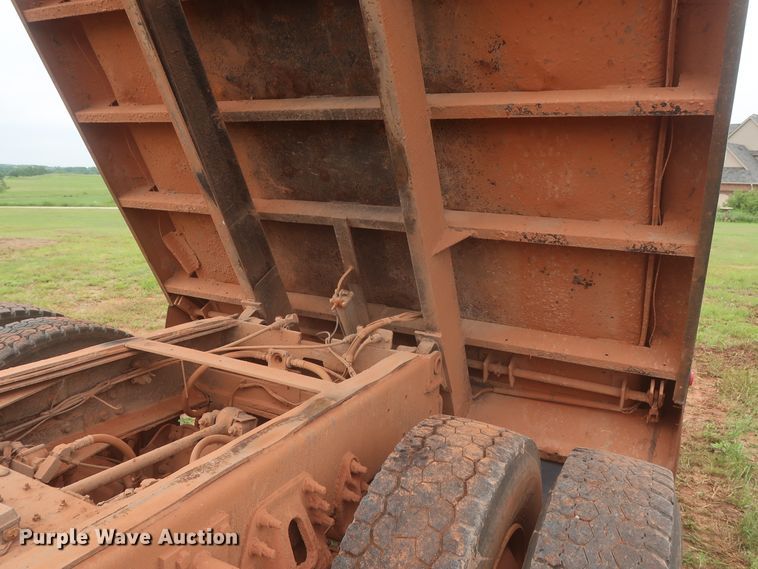 image for item DJ2387 2002 International 7400  dump truck