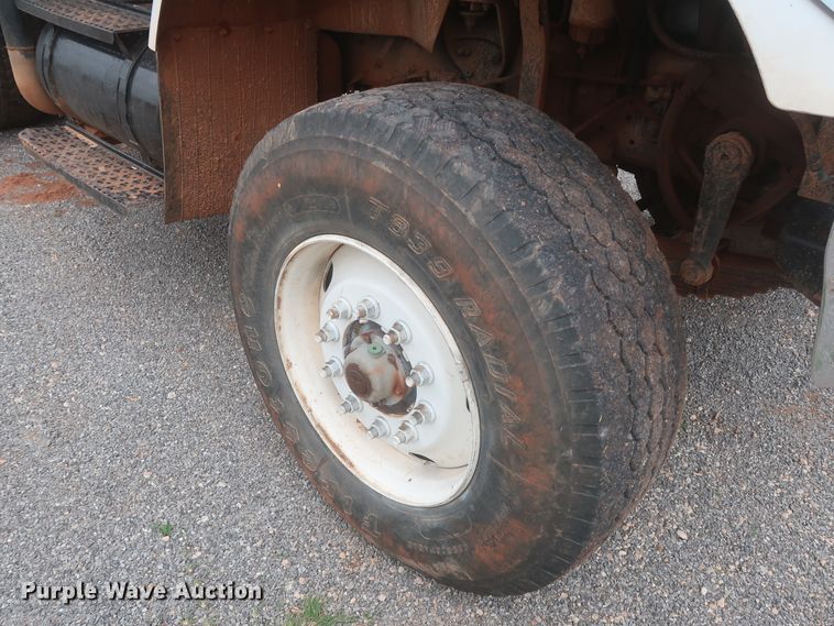 image for item DJ2387 2002 International 7400  dump truck