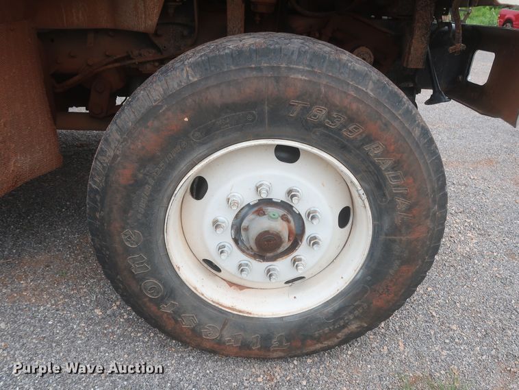 image for item DJ2387 2002 International 7400  dump truck