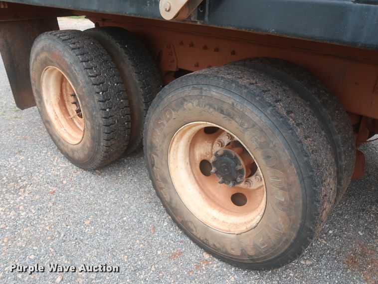 image for item DJ2387 2002 International 7400  dump truck