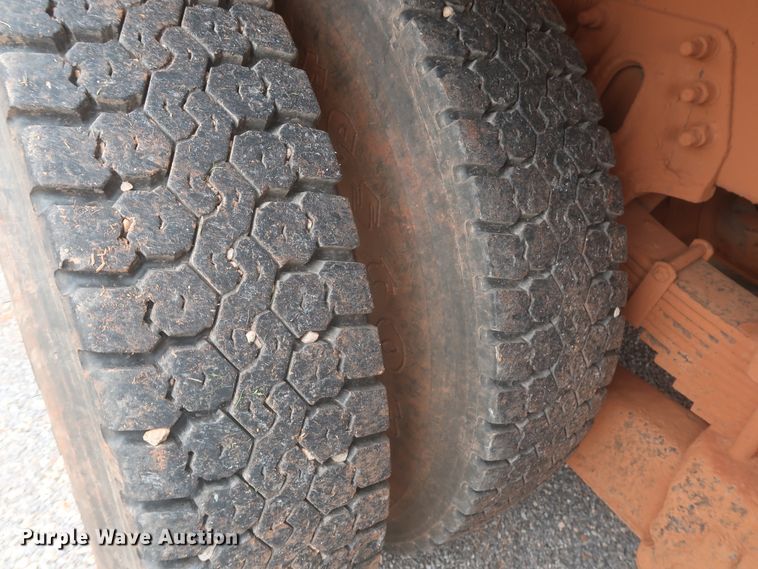 image for item DJ2387 2002 International 7400  dump truck