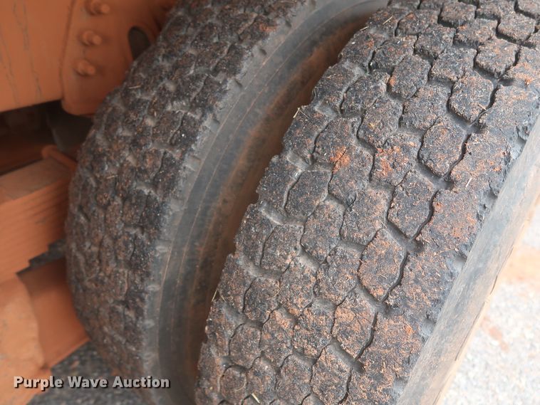 image for item DJ2387 2002 International 7400  dump truck