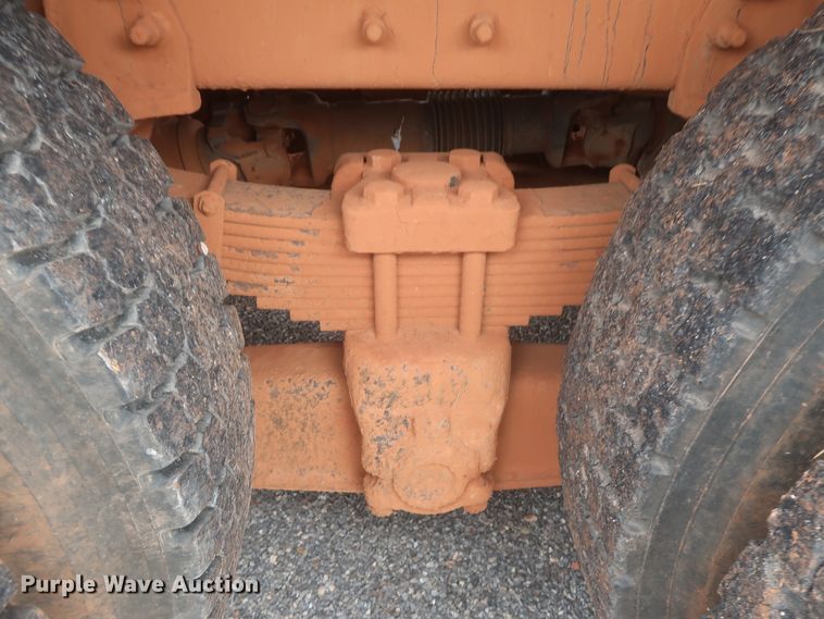 image for item DJ2387 2002 International 7400  dump truck