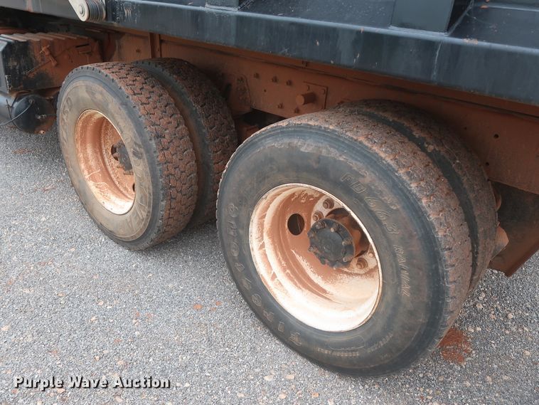 image for item DJ2387 2002 International 7400  dump truck