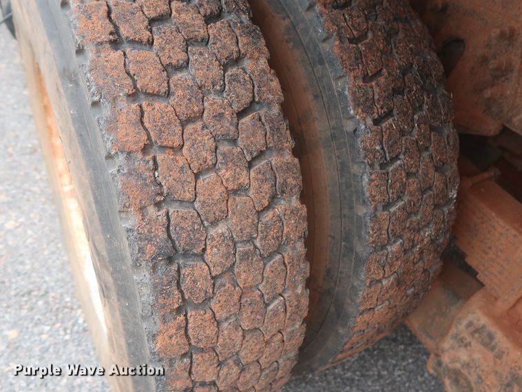 image for item DJ2387 2002 International 7400  dump truck