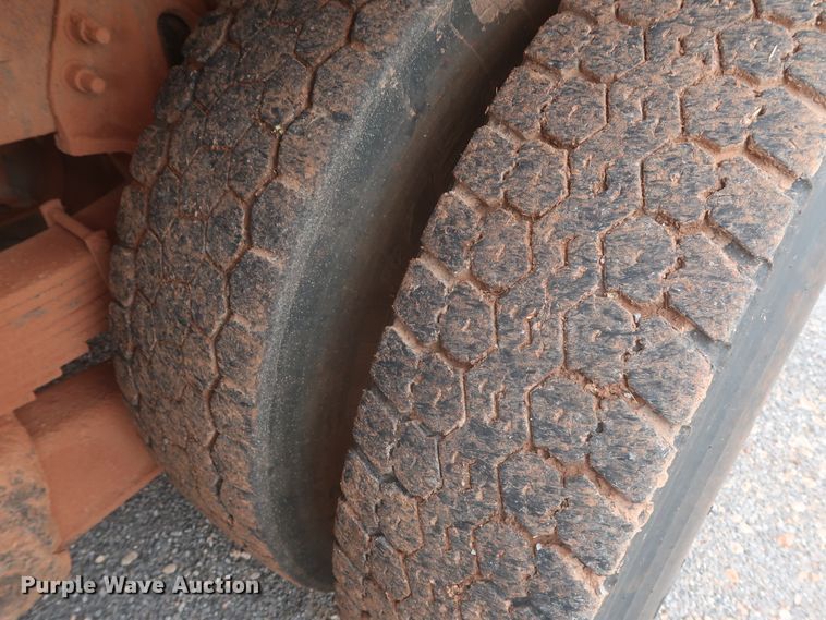 image for item DJ2387 2002 International 7400  dump truck