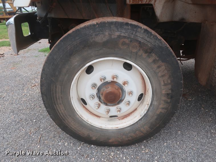 image for item DJ2387 2002 International 7400  dump truck