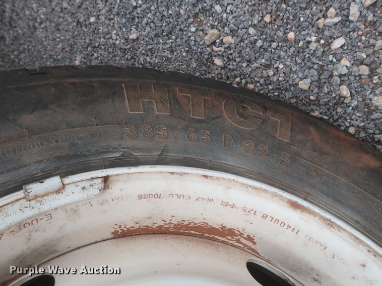 image for item DJ2387 2002 International 7400  dump truck