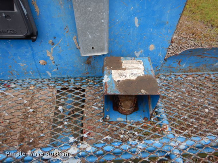 image for item DK5698 1999 Genie S-60  boom lift