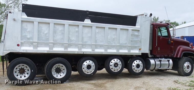 image for item DL0976 2002 International 5500i  dump truck