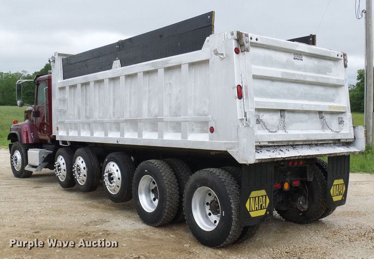 image for item DL0976 2002 International 5500i  dump truck