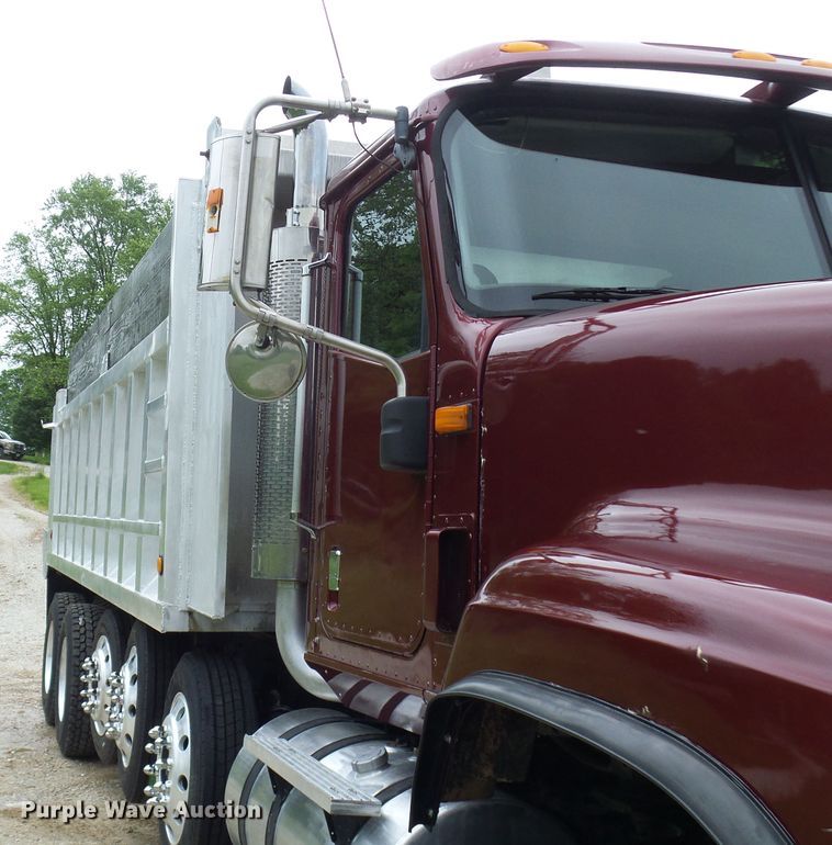 image for item DL0976 2002 International 5500i  dump truck