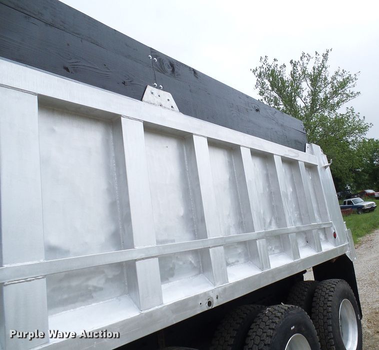 image for item DL0976 2002 International 5500i  dump truck